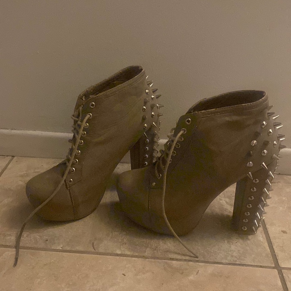 Vintage size 9 so much life left in them. Previously poshed